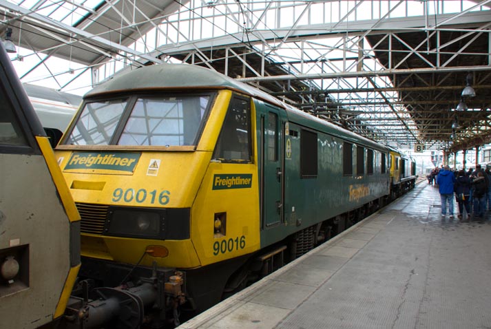 Freightliner class 90016 in platform 8