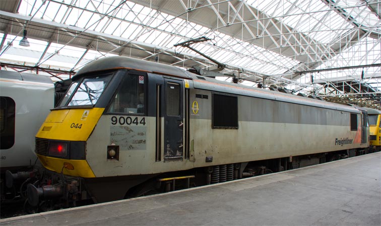 Freightliner class 90044 in platform 8