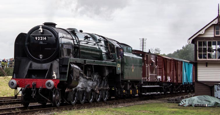 9F 2-10-0 92214 near the Quorn and Woodhouse signal box