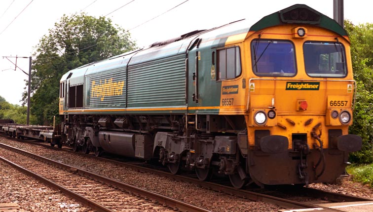 Freightliner class 66557 at Holme level crossing on the 2021