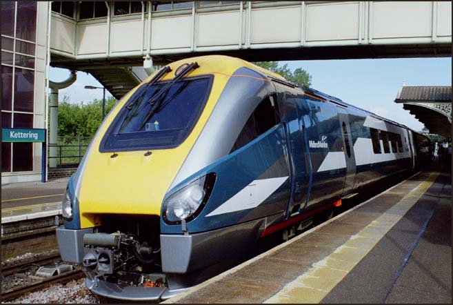 Midland Mainline train at Kettering station in 2004