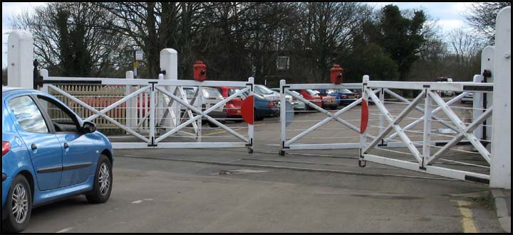 Crossing gates at Wansford