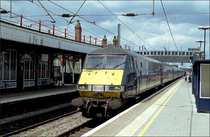GNER up train at Newark North Gate station in 2004