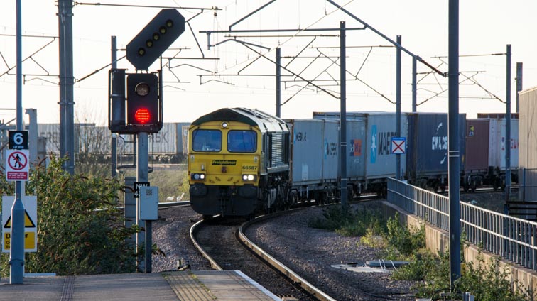 Freighliner class 66587 coming into the Leicester line higher level platforms at Nuneaton 