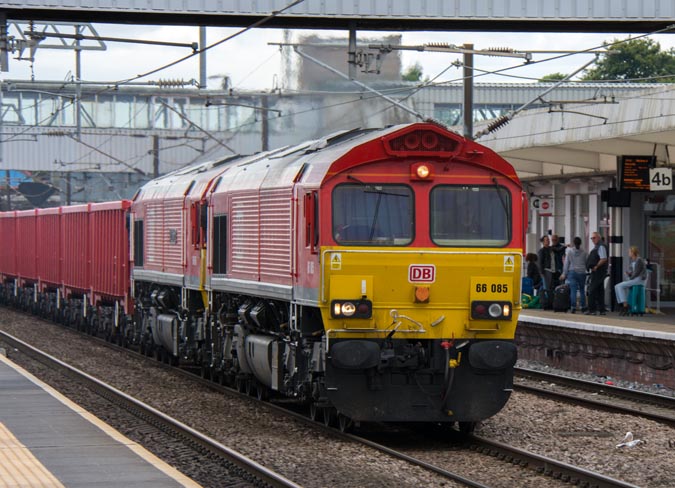 Two DB class 66s 