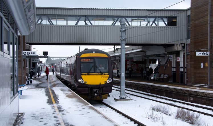 Cross Country class 170608 in platform 6