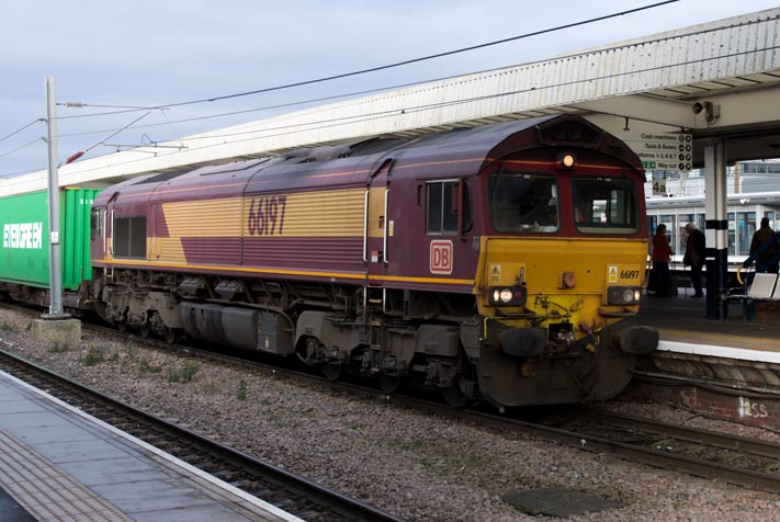 DB class 66197 in platform 5 
