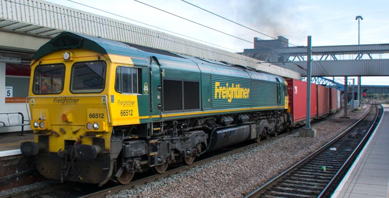 Freighliner class 66512 in platform 5 