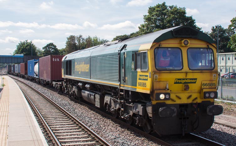 Freightliner class 66585 in the goods avoiding line 