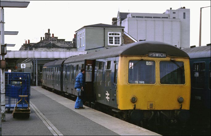 2 car DMU in platform 5 at Cambridge 