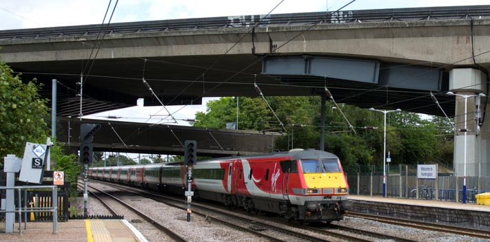 Virgin East Coast up train at Huntingdon 