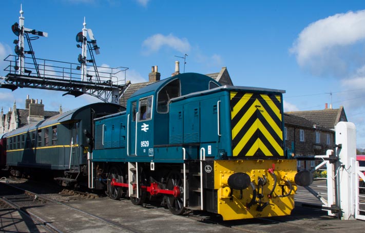 9529 leaves Wansford railway station 