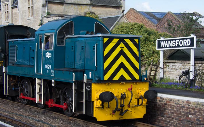 9529 in Wansford railway station 