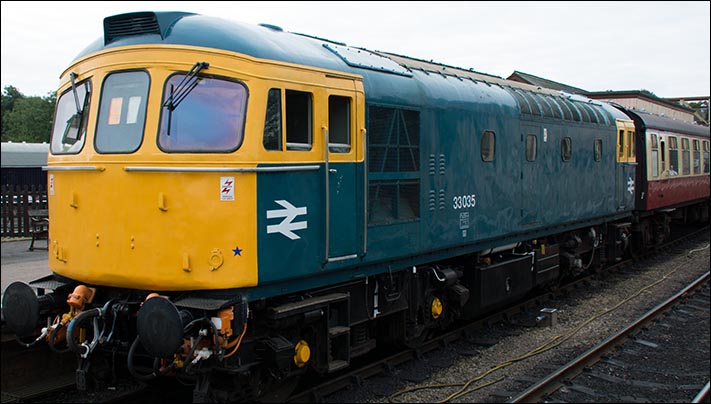 Class 33035 in Wansford station  