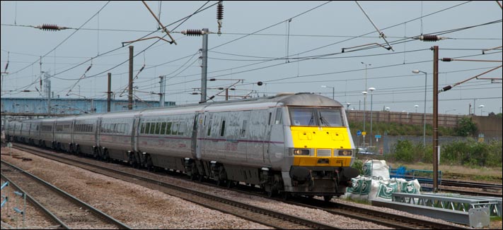 East Coast up train with DVT 82227 leading at Peterborough on the up fast 11th of June 2013. East Coast up train with DVT 82227 leading at Peterborough on the up fast 11th of June 2013.