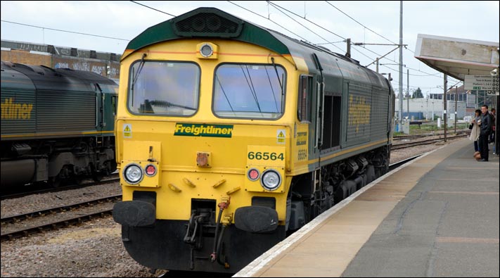Freightliner class 66564 light engine through platform 5 28 of April 2011