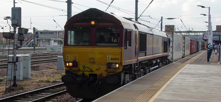 DB class 66054 in platform 1