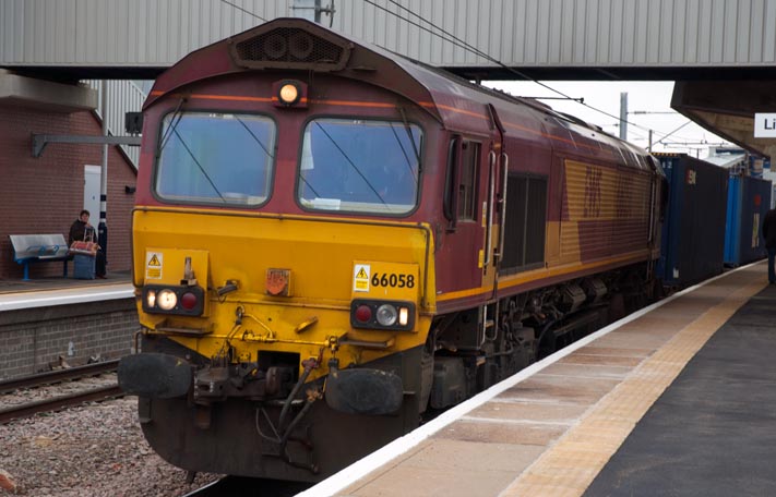 Class 66058 in platform 5 