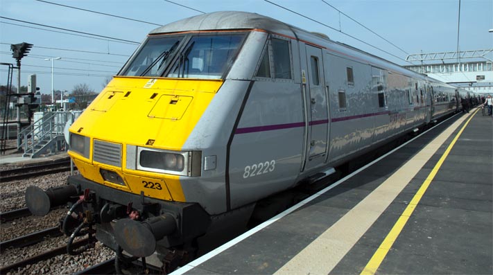 East Coast DVT 82223 in platform 3