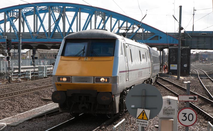 East Coast class 91109 Sir Bobby Robson 